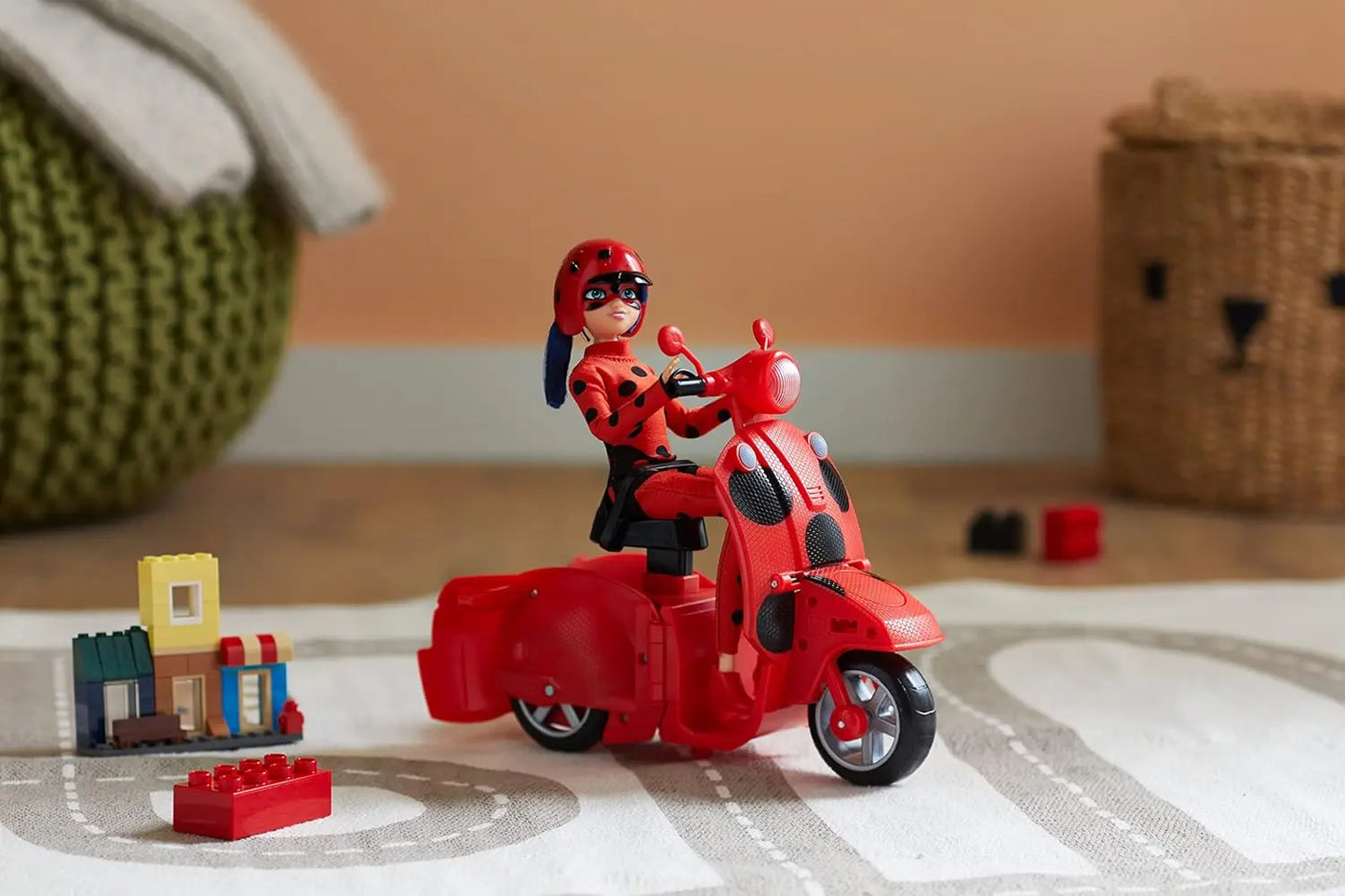 Figurines jouets Bandai Scooter Miraculous Switch'n go + poupée articulée Ladybug Lucky Bandai